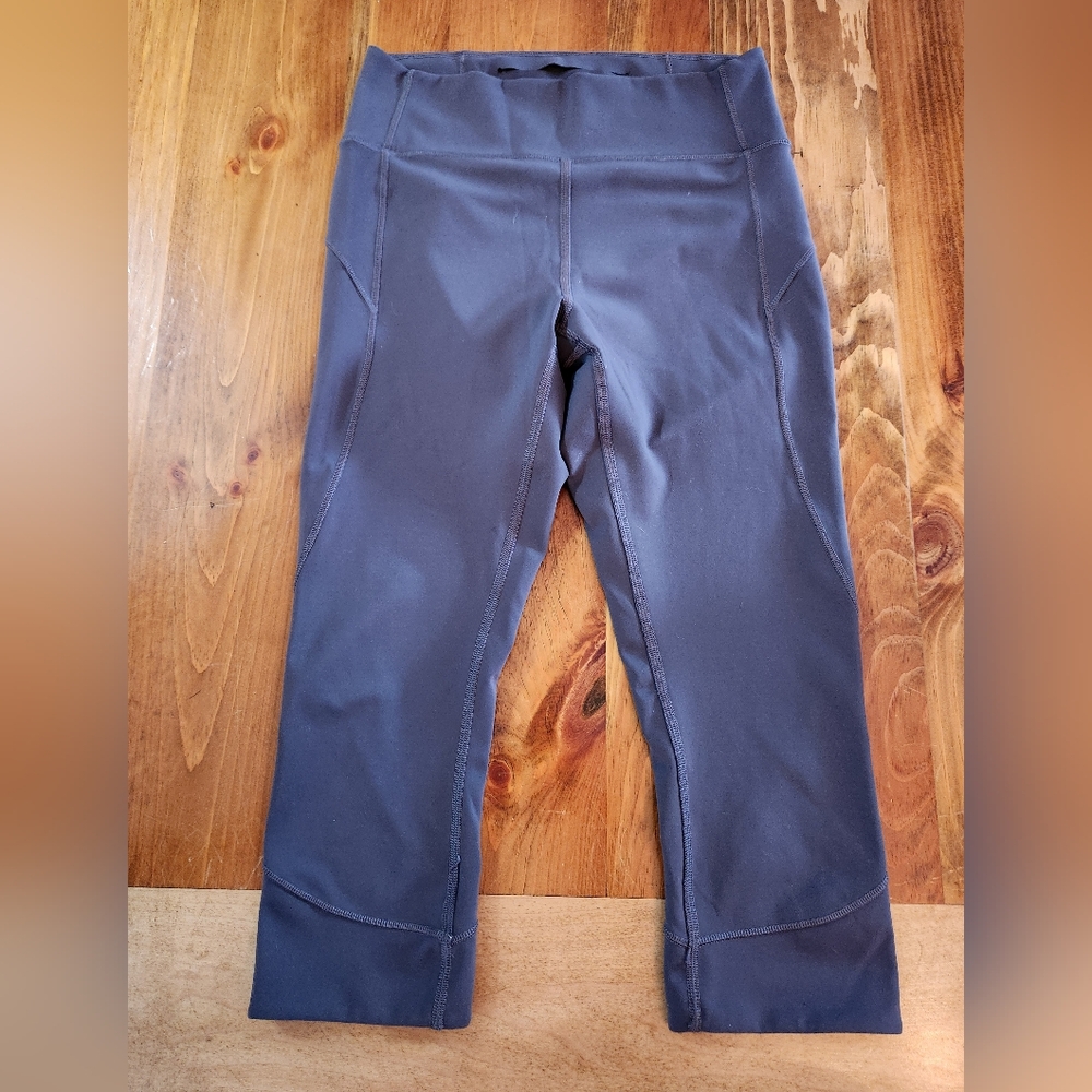 EUC Lululemon athletica Gray Crop Workout  Pants.  Size 8.  No wear.  Like new.